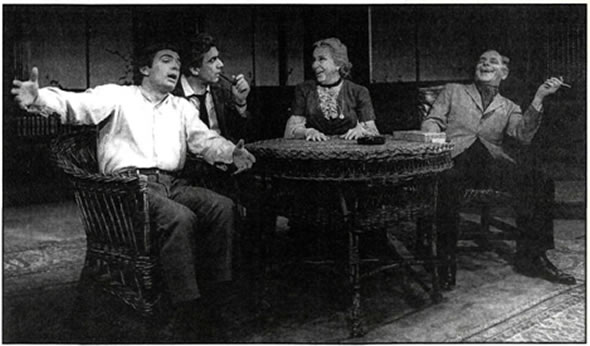 Η Κατίνα Παξινού και ο Αλέξης Μινωτής (δεξιά) με τους Δημήτρη Χορν και Κώστα Καστανά (αριστερά) στο «Ταξίδι της μακριάς ημέρας μέσα στη νύχτα», του Ο' Νιλ. Εθνικό Θέατρο, 1965.