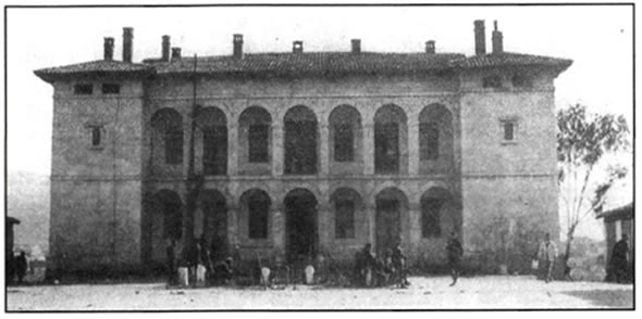 Σταμάτης Κλεάνθης (1802-1862), Μέγαρο Δουκίσσης Πλακεντίας- Ιλίσσια, περ. 1840, Αθήνα (φωτ. 1914). Το κτίριο αυτό με τις χαρακτηριστικές τοξοστοιχίες (λότζιες) και τις πυργοειδείς κατασκευές στα πλάγια, ξεφεύγει από τον αθηναϊκό νεοκλασικισμό παραπέμποντας σε ρομαντικές επιρροές. Σε αυτό στεγάζεται από το 1928 το Βυζαντινό και Χριστιανικό Μουσείο.