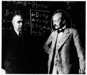 Ο Μαξ Πλανκ (Max Plank, 1858-194, Νόμπελ Φυσικής 1918) εγκαινίασε την εποχή της σύγχρονης φυσικής με την περίφημη κβαντική θεωρία (1900), σύμφωνα με την οποία η ακτινοβολία εκπέμπεται σε χωριστές, διακριτές ποσότητες ενέργειας, τις οποίες ονόμασε κβάντα (λατ. quantum = πόσο, πληθ. quanta). Στη φωτογραφία ο Μαξ Πλανκ (δεξιά) με τον Νιλς Μπορ, επίσης πρωτεργάτη της κβαντικής θεωρίας