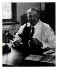 Ο Γεώργιος Παπανικολάου (1883-1962), κορυφαίος Έλληνας γιατρός και ερευνητής, θεμελιωτής του κλάδου της αποφολιδωτικής κυτταρολογίας, δημιούργησε το διάσημο προληπτικό τεστ (Pap test) που χρησιμοποιείται παγκοσμίως για τη διάγνωση του καρκίνου της μήτρας, σώζοντας τη ζωή εκατομμυρίων γυναικών.