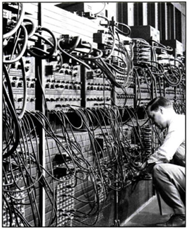 Ο ENIAC (Electronic Numerical Integrator and Computer), ο πρώτος γενικής χρήσης ηλεκτρονικός υπολογιστής, κατασκευάστηκε το 1946 από τους Εκερτ και Μότσλι (J.P. Eckert, J.W. Mauchly). Γιγαντιαίων διαστάσεων, βάρους 30 τόνων, με τεράστια κατανάλωση ηλεκτρικής ενέργειας, εκτελούσε 5.000 προσθέσεις ή 500 πολλαπλασιασμούς το δευτερόλεπτο. Είχαν προηγηθεί και άλλες πολύ σημαντικές ανάλογες προσπάθειες, όπως π.χ. ο υπολογιστής ABC των Ατανάσοφ και Μπέρι (1941) και κυρίως ο «Κολοσσός» (1943) για τις ανάγκες του βρετανικού στρατού στη διάρκεια του πολέμου. Σημαντική επίσης ήταν η συνεισφορά των πρωτοπόρων της επιστήμης των υπολογιστών Άλαν Μάθι- σον Τιούρινγκ, Τζον φον Νόιμαν κ.ά.. Με τη συνέχιση των ερευνών και την εξέλιξη του τρανζίστορ (1947) και των μικροτσίπ, έγινε δυνατή η κατασκευή των προσωπικών υπολογιστών (PC) στη δεκαετία του 1970 και η διάδοσή τους σε όλο τον κόσμο με ταχύτατους ρυθμούς.