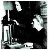 Η Μαρί Κιουρί με την κόρη της Ειρήνη στο εργαστήριο. Το ζεύγος Πιέρ και Μαρί Κιουρί (Pierre Curie, 1859-1906, Marie Curie 1867-1934) ανακάλυψε τη ραδιενέργεια την τελευταία δεκαετία του 19ου αιώνα. Τις έρευνες των γονέων της συνέχισε η κόρη τους Ειρήνη με τον σύζυγο της Φρεντερίκ Ζολιό-Κιουρί (Νόμπελ Χημείας, 1933).