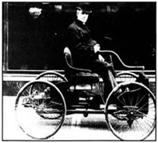 Ο Χένρυ Φορντ (Henry Ford, 1863-1947), μηχανικός και ιδρυτής της ομώνυμης αυτοκινητοβιομηχανίας, με ένα από τα πρώτα αυτοκίνητα που κατασκεύασε το 1896. Είχε προηγηθεί η κατασκευή από τον Μπεντς (Karl Fr. Benz, 1844-1929) του πρώτου αυτοκινήτου με βενζινοκίνητη μηχανή εσωτερικής καύσης, με τρεις τροχούς και ανώτατη ταχύτητα 15 χιλιομέτρων.