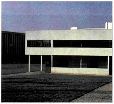 Λε Κορμπυζιέ (Le Corbusier, 1887-1965), Βίλα Σαβουά, 1927-31, Πουασί, Γαλλία. Παγκόσμια γνωστός για τη συμβολή του στη διαμόρφωση του μοντερνισμού ή του διεθνούς στιλ στην αρχιτεκτονική, αξιοποίησε τις δυνατότητες του οπλισμένου σκυροδέματος (μπετόν αρμέ) για την κατασκευή λειτουργικών οικιών, σύμφωνα με το πρότυπο «κατοικία-μηχανή». Στη Βίλλα Σαβουά συνοψίζονται τα βασικά σημεία της μοντέρνας αρχιτεκτονικής, όπως η στήριξη της οικοδομής σε ενισχυμένες κολόνες και η δημιουργία πιλοτής, η απελευθέρωση των τοίχων από τον ρόλο του φέροντος στοιχείου, η ελεύθερη πρόσοψη, η συνεχής επικοινωνία του εσωτερικού με το εξωτερικό και τα διαδοχικά ανοίγματα παραθύρων που περιτρέχουν όλες τις όψεις του κτιρίου.