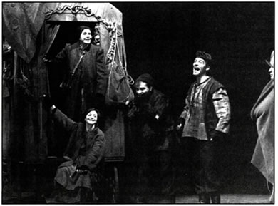 Σκηνή από το έργο του Μπέρτολντ Μπρεχτ «Η Μάνα Κουράγιο και τα Παιδιά της» από το Εθνικό θέατρο με τη Νέλλη Αγγελίδου στον ομώνυμο ρόλο (1991).