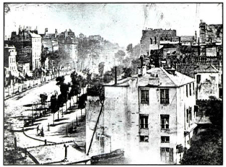 Λουί Ζακ Νταγκέρ (Louis Jacques Daguerre, 1789-1851), «Άποψη της λεωφόρου Τεμπλ» (Παρίσι), περίπου 1838, Βαυαρικό Εθνικό Μουσείο, Μόναχο. Μία από τις πρώτες σωζόμενες φωτογραφίες με τη μέθοδο της δαγκεροτυπίας, η οποία, παρά τις αδυναμίες της, άνοιγε τον δρόμο για την ανάπτυξη της φωτογραφικής τέχνης.