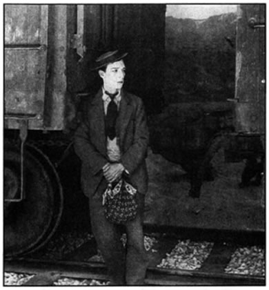Ο Μπάστερ Kirov (Buster Keaton, 1896-1966), ο κωμικός με το πέτρινο πρόσωπο, που δε γελά ποτέ, στη βωβή ταινία του «Ο Στρατηγός» (1926), μία από τις σημαντικότερες ταινίες του παγκόσμιου κινηματογράφου. Με την εκφραστικότητα του σώματος του, τις ακροβατικές κινήσεις και την ακρίβεια των κωμικών τεχνασμάτων ενσαρκώνει έναν ατάραχο και στωικό ήρωα, που αντιμετωπίζει όλων των ειδών τις δυσκολίες, προκειμένου να βρει την αγαπημένη του και να ζήσει μια άνετη και αξιοπρεπή ζωή.