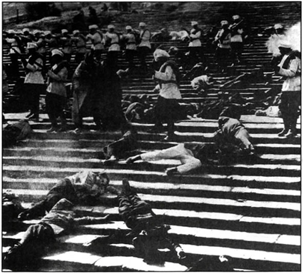 Το «Θωρηκτό Ποτέμκιν» (1925) του Σεργκέι Αϊζενστάιν (1898-1948) θεωρείται ένα από τα αριστουργήματα του παγκόσμιου κινηματογράφου, τόσο για την πρωτοποριακή αντίληψη του μοντάζ, όσο και για τον τρόπο με τον οποίο ο σκηνοθέτης χρησιμοποιεί τις μάζες, που ουσιαστικά πρωταγωνιστούν ως συλλογικοί ήρωες. Η σκηνή της σφαγής των αμάχων στο σκαλιά της πλατείας της Οδησσού αποτελεί αντιπροσωπευτικό παράδειγμα της κινηματογραφικής τέχνης του.
