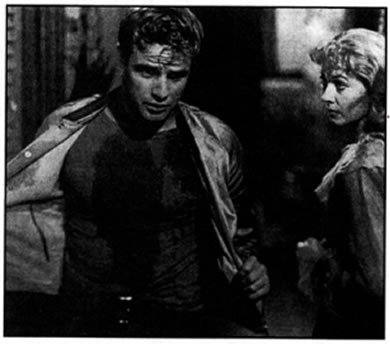 Ο Αμερικανός ηθοποιός Μάρλον Μπράντο (Marlon Brando, 1924- 2004) έγινε πασίγνωστος στο ευρύτερο κοινό όχι μόνο ως ασυμβίβαστος και ατίθασος νέος, αλλά και για τις εξαιρετικές υποκριτικές ικανότητές του, που βασίζονταν στις αρχές του Ακτορς Στούντιο της Νέας Υόρκης (ταύτιση του ηθοποιού με τον ρόλο, σύμφωνα με τη μέθοδο Στανισλάβσκυ). Πρωταγωνίστησε σε ταινίες τις οποίες σκηνοθέτησε ο Ελληνοαμερικανός Ελία Καζάν (1909-2003), όπως «Λεωφορείον ο Πόθος» (1951), διασκευή του ομώνυμου θεατρικού έργου του Τενεσί Ουίλιαμς, και το «Λιμάνι της Αγωνίας» (επτά Όσκαρ, 1954).
