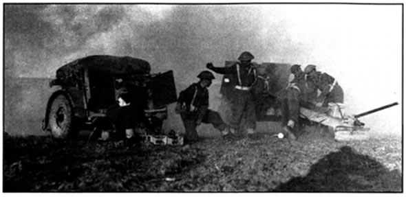 Φωτογραφία από την ελληνική συμμετοχή στη μάχη του Ελ Αλαμέιν. Στη μάχη αυτή (Νοέμβριος 1942), που ανέκοψε την πορεία του Ρόμελ στη Βόρεια Αφρική, συμμετείχαν και ελληνικές μονάδες υπό βρετανική διοίκηση. Η ελληνική συμβολή στον συμμαχικό αγώνα συνεχίστηκε παρά την κατοχή της χώρας από τους Γερμανούς.