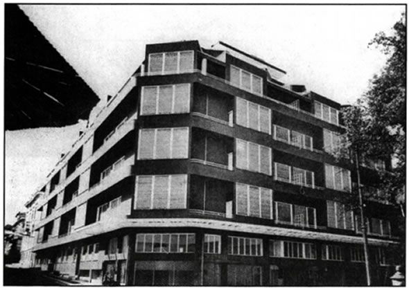 Κυριακούλης Παναγιωτάκος (1902-1982), «Μπλε» πολυκατοικία, 1932-33, Εξάρχεια, Αθήνα. Μεταξύ των πρώτων πολυκατοικιών που χτίστηκαν στην Αθήνα (δεκαετία 1930), η «Μπλε» πολυκατοικία είναι ένα άκρως πρωτοποριακά οικοδόμημα, που σχεδιάστηκε σύμφωνα με τις αντιλήψεις της μοντέρνας αστικής αρχιτεκτονικής του Μπάουχαους, με στόχο τη δημιουργία ενός λειτουργικού και ανθρώπινου χώρου μαζικής κατοικίας στο πρότυπο μιας γειτονιάς σε «κάθετη διάταξη».