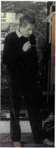 Ο Ιάνης (Γιάννης) Ξενάκης (1922-2001) στο ατελιέ του στο Παρίσι, τέλη της δεκαετίας '80. Αρχιτέκτονας -συνεργάτης του Λε Κορμπυζιέ- και πρωτοπόρος συνθέτης, ιδρυτής της «στοχαστικής μουσικής», που αμφισβήτησε τη σειραϊκή μουσική, ο Ξενάκης χρησιμοποίησε τα μαθηματικά και την επιστήμη των υπολογιστών για τη δημιουργία των έργων του. Επινόησε το UPIC (1977), ένα σύστημα ψηφιακής μουσικής δημιουργίας.