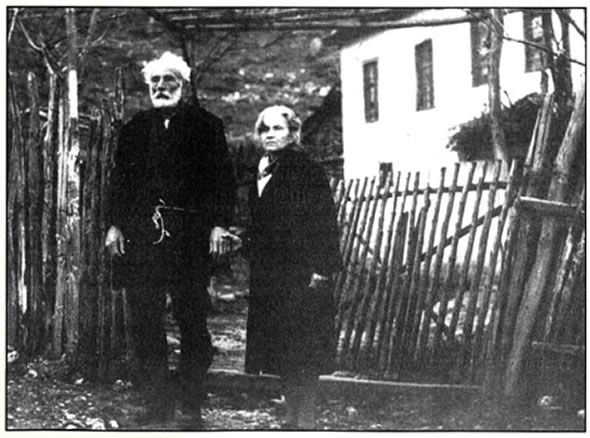 «Ταξίδι στα Κύθηρα», ταινία σε σκηνοθεσία Θεόδωρου Αγγελόπουλου, 1984 (Μάνος Κατράκης, Ντόρα Βολανάκη).