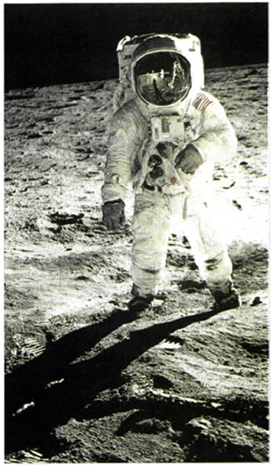 Στις 20 Ιουλίου 1969 ο Νιλ Άρμστρονγκ (Neil Armstrong, γενν. το 1930), μέλος του τριμελούς πληρώματος του διαστημόπλοιου «Απόλλων 11», ήταν ο πρώτος άνθρωπος που βάδισε επάνω στο έδαφος της Σελήνης λέγοντας: «Ένα μικρά βήμα για τον άνθρωπο, ένα γιγάντιο βήμα για την ανθρωπότητα». Η αποστολή επέστρεψε στη Γη μεταφέροντας πολύτιμο υλικό που εμπλούτισε με νέα στοιχεία την επιστημονική έρευνα