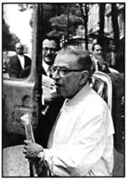 Ο Ζαν-Πολ Σαρτρ (Jean-Paul Sartre, 1905-1980, Νόμπελ Λογοτεχνίας 1964). Φιλόσοφος και θεατρικός συγγραφέας, από τους σημαντικότερους εκπροσώπους του υπαρξισμού, άσκησε μαζί με τη Σιμόν ντε Μποβουάρ (Simone de Beauvoir, 1908-1986) σημαντική επίδραση τόσο στη φιλοσοφική σκέψη, όσο και στην πολιτική και κοινωνική πραγματικότητα της μεταπολεμικής περιόδου.