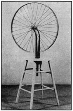 Μαραέλ Ντυσάν (Marcel Duchamp, 1887-1968), «Τροχός ποδηλάτου», 1913, μεταλλικός τροχός διαμέτρου 0,65 μ, στερεωμένος σε ξύλινο σκαμνί, Μουσείο Μοντέρνας Τέχνης, Νέα Υόρκη. Αναζητώντας μια νέα μορφή τέχνης που να ανατρέπει ότι μέχρι τότε ίσχυε για την αισθητική αξία του έργου τέχνης, σύμφωνα με τις αντιλήψεις του ντανταϊσμού, ο Ντυσάν χρησιμοποιεί αυτούσια δύο άσχετα μεταξύ τους αντικείμενα καθημερινής χρήσης, τα οποία αποσπά από τις συνήθεις λειτουργίες τους. Με αυτά τα «έτοιμα» αντικείμενα (ready-made), σε έναν παράδοξο και τυχαίο συνδυασμό, δημιουργεί μια σύνθεση που υπακούει στους προσωπικούς του συνειρμούς και στη δική του διανοητική πραγματικότητα.