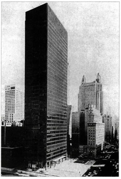 Λούντβιχ Μις Βαν ντερ Ρόε (Ludwig Mies Van der Rohe, 1886-1969) Κτίριο Σίγκραμ (Seagram Building), 1958, Νέα Υόρκη. Από τους σημαντικότερους δασκάλους της μοντέρνας αρχιτεκτονικής και του διεθνούς στιλ, ο Μις Βαν ντερ Ρόε, έδωσε σε αυτόν τον ουρανοξύστη -μνημείο βιομηχανικής τεχνικής το στίγμα του αισθητικού και κατασκευαστικού «πιστεύω» του, που συμπυκνώνεται στη φράση «το λιγότερο είναι περισσότερο» (less is more): αυστηρή και λιτή ορθογώνια κατασκευή, εμφανής μεταλλικός σκελετός από ατσάλι, ελαφρά εσωτερικά χωρίσματα που προσαρμόζονται στις λειτουργικές ανάγκες, διαφανές και κομψό κέλυφος από γυαλί.