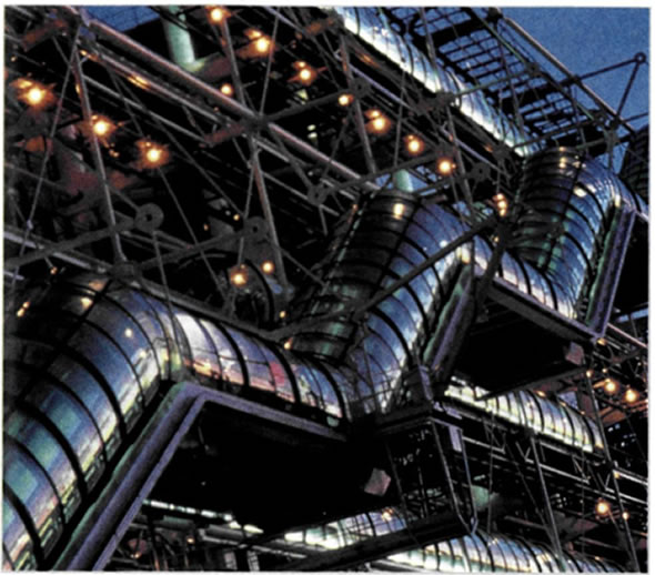 Ρίτσαρντ Ρότζερς, Ρέντζο Πιάνο (Richard Rogers, γενν. το 1933, Renzo Piano, γενν. το 1937), Εθνικό Κέντρο Τέχνης και Πολιτισμού Ζορζ Πομπιντού (Μπομπούρ) 1971-77, Παρίσι. Το κτίριο αυτό αποτελεί μια πολύ προωθημένη έκφραση της αρχιτεκτονικής υψηλής τεχνολογίας high-tech (high-style + technology). Δίνει την εντύπωση ενός εργοστασίου, του οποίου τόσο το εσωτερικό όσο και όλα τα λειτουργικά συστήματα είναι εμφανή στην εξωτερική όψη του. Το σύνολο δίνει την εντύπωση ενός δυναμικού μηχανισμού σε συνεχή εξέλιξη και ανάπτυξη.