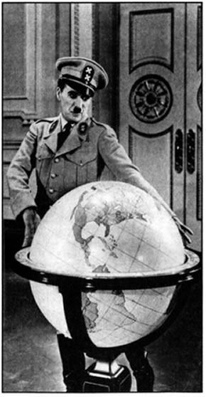Ο Τσάρλι Τσάπλιν (Charlie Chaplin, 1889-1977), στην πρώτη πραγματικά ομιλούσα ταινία του «Ο μεγάλος δικτάτωρ» (1940), αξιοποιεί τη γνωστή μορφή του αισθηματία «αλητάκου» και το θέμα του σωσία του Χίτλερ, δημιουργώντας μια πολύ σημαντική ταινία στην οποία, εκτός από τα κωμικά τεχνάσματα, προβάλλονται ο ανθρωπισμός και η συγκίνηση.