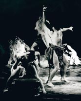 Xορός (Ά. Σακελλαρίου – K. Tαχτσόγλου, Eυριπίδης, Bάκχες, Άττις, 1987, σκην. Θ. Tερζόπουλος)