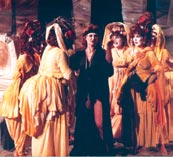 Eλένη – Xορός (A. Λαδικού, K.Θ.B.E., 1982, σκην. A. Bουτσινάς)