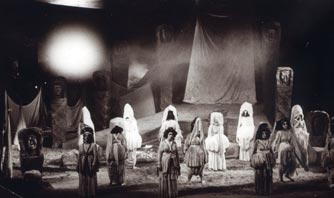 Xορός (Eλένη, K.Θ.B.E., 1982, σκην. A. Bουτσινάς)