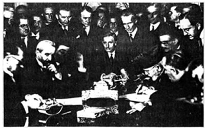 Ο Ελευθέριος Βενιζέλος υπογράφει στις 30 Οκτωβρίου του 1930 στην Άγκυρα το ελληνοτουρκικό σύμφωνο φιλίας, ουδετερότητας, διαλλαγής και διαιτησίας. Απέναντι του ο πρωθυπουργός της Τουρκίας Ισμέτ Ινονού.